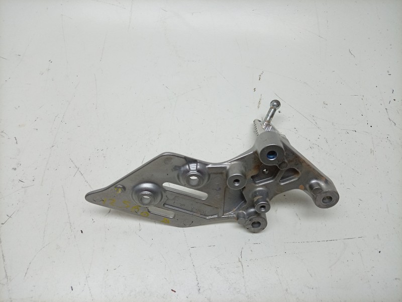 Recambio de estribera derecha para yamaha mt mt-09 (rn83) referencia OEM IAM B7N274430000 B7N274430000 