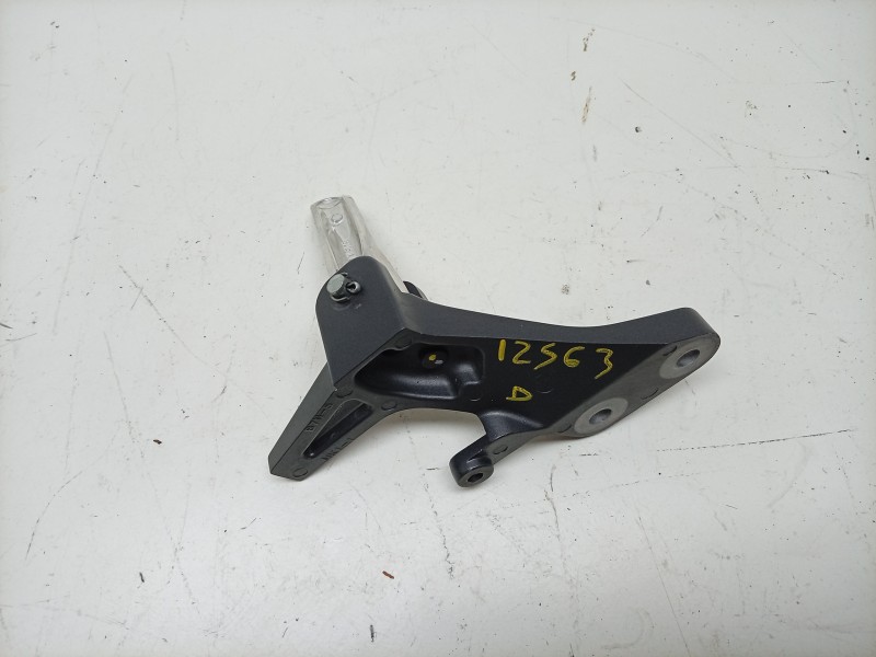 Recambio de estribera derecha para yamaha mt mt-09 (rn83) referencia OEM IAM  B7N2742L0000 