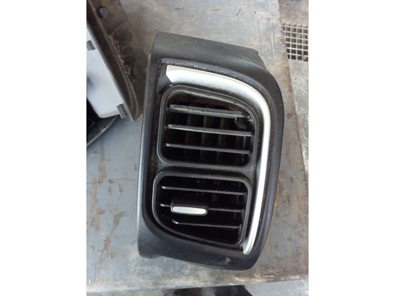 Recambio de aireador izquierdo para toyota proace max referencia OEM IAM  7357867710 