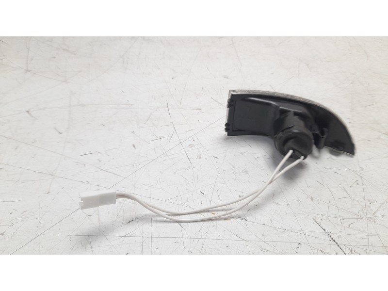 Recambio de piloto lateral izquierdo para renault megane iii berlina 5 p referencia OEM IAM E9016266  