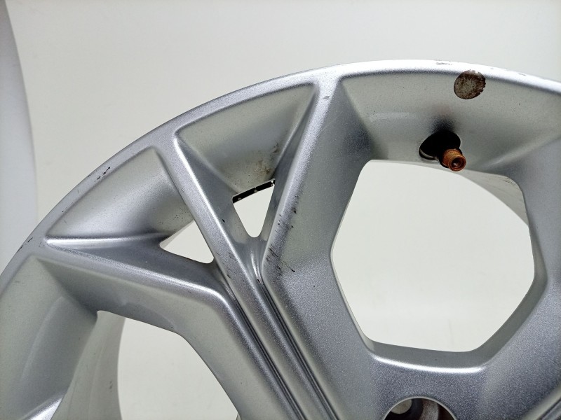 Recambio de llanta para kg mobility tivoli referencia OEM IAM   