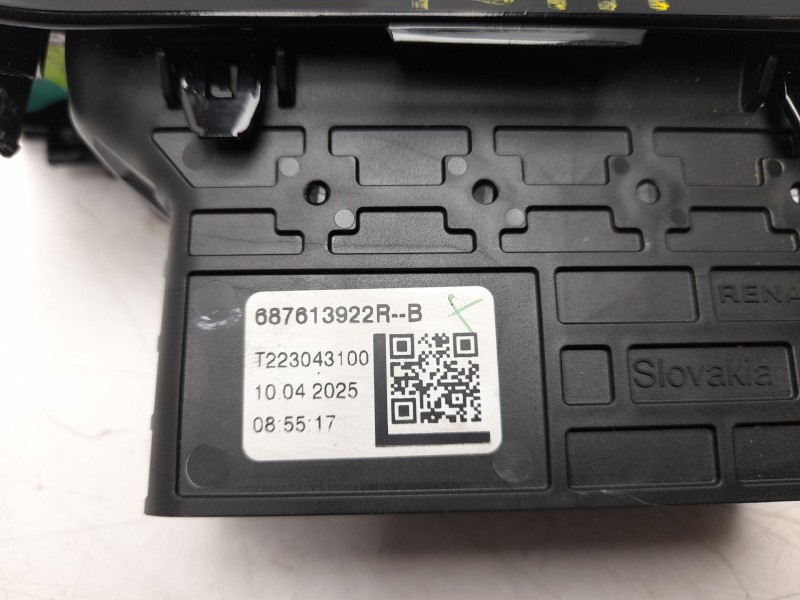 Recambio de aireador derecho para renault 4 e-tech 120 referencia OEM IAM  687613922R 