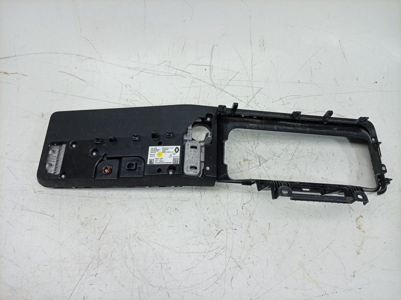 Recambio de pantalla multifuncion para renault 4 e-tech 120 referencia OEM IAM  681089946R 
