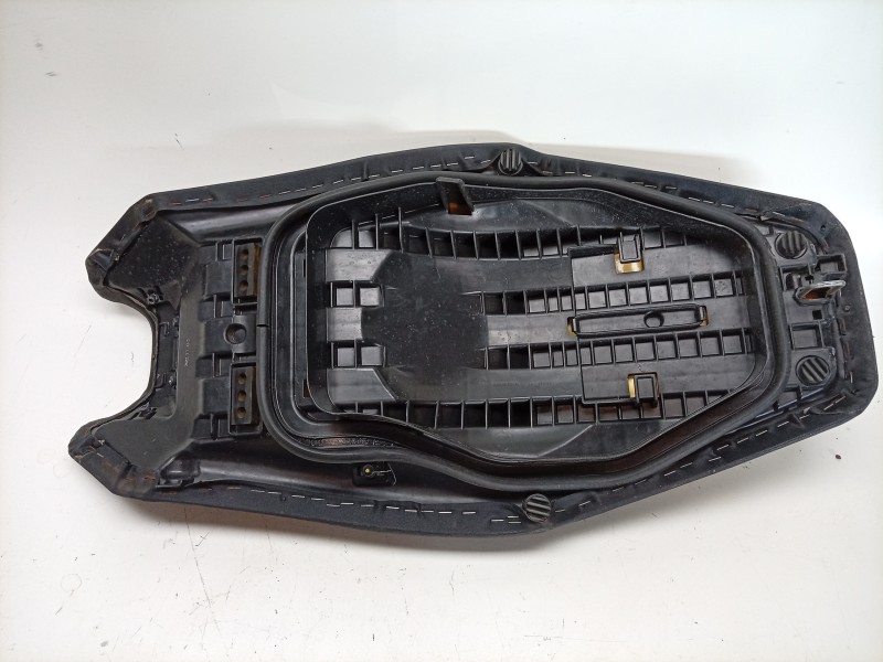 Recambio de asiento para honda forza forza 750 (rh11) referencia OEM IAM  77200MKVD02 