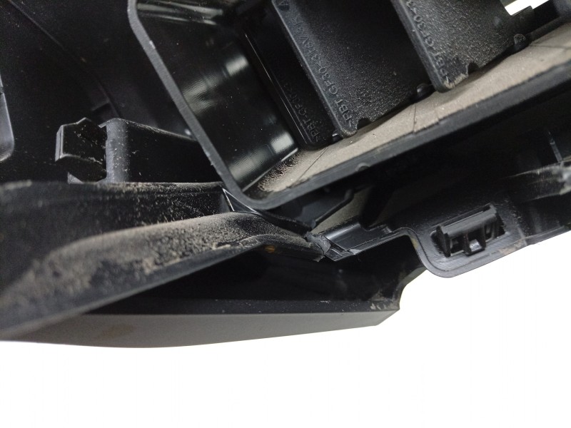 Recambio de moldura para renault 4 e-tech 120 referencia OEM IAM  682102020R 