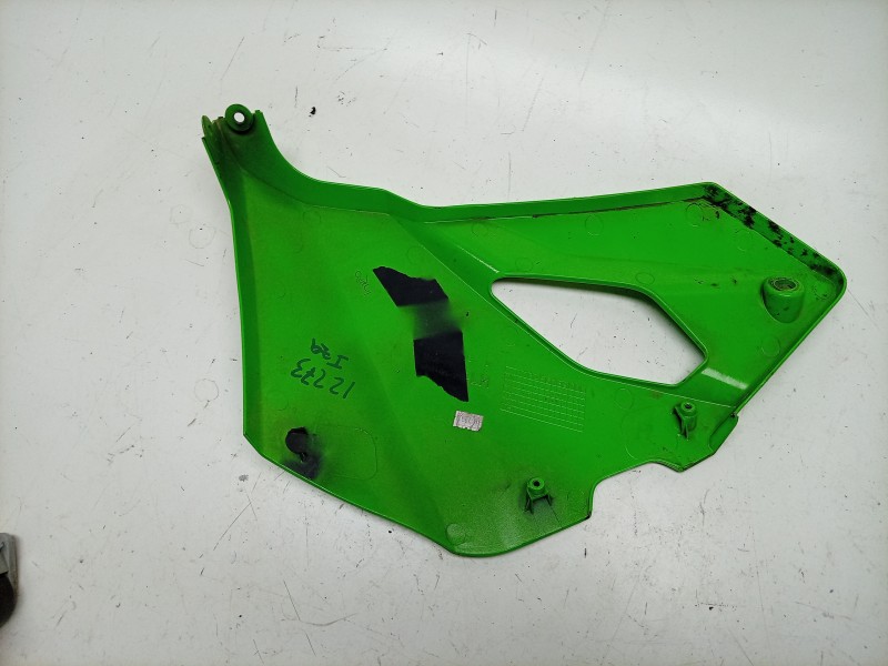 Recambio de moldura para kawasaki zx-4r zx-4r referencia OEM IAM  550280734 