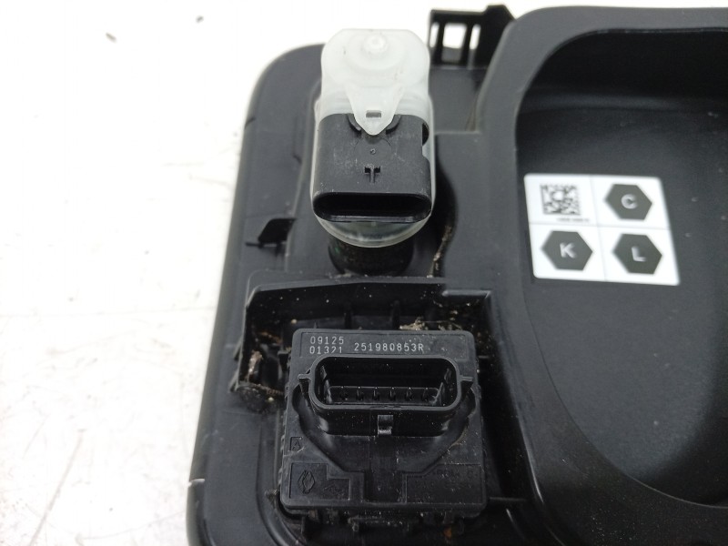 Recambio de tapa exterior combustible para renault 4 e-tech 120 referencia OEM IAM   