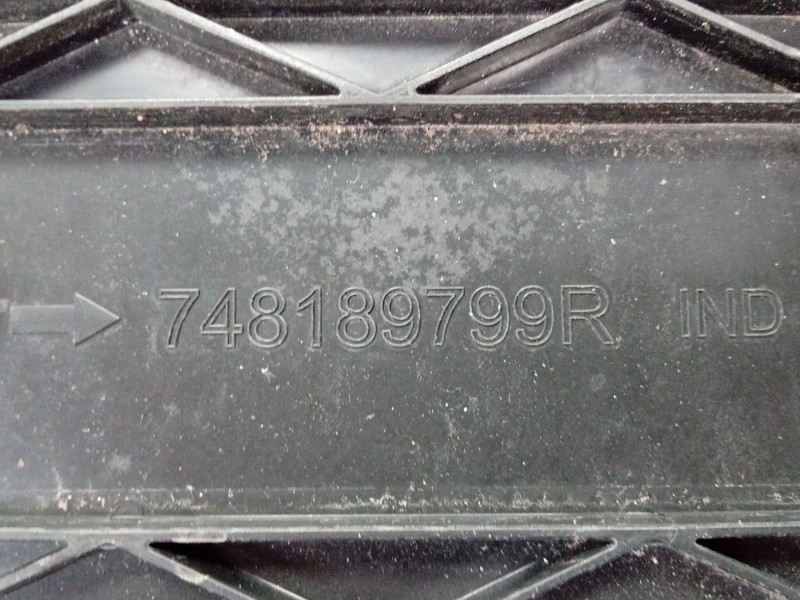 Recambio de cubrecarter para renault 4 e-tech 120 referencia OEM IAM  748189799R 