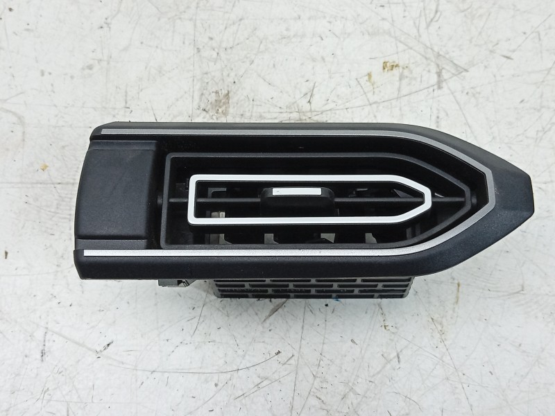Recambio de aireador izquierdo para dacia sandero iii 1.0 tce 90 eco-g referencia OEM IAM  687613010R 