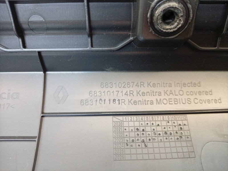 Recambio de moldura para dacia sandero iii 1.0 tce 90 eco-g referencia OEM IAM  683102674R 