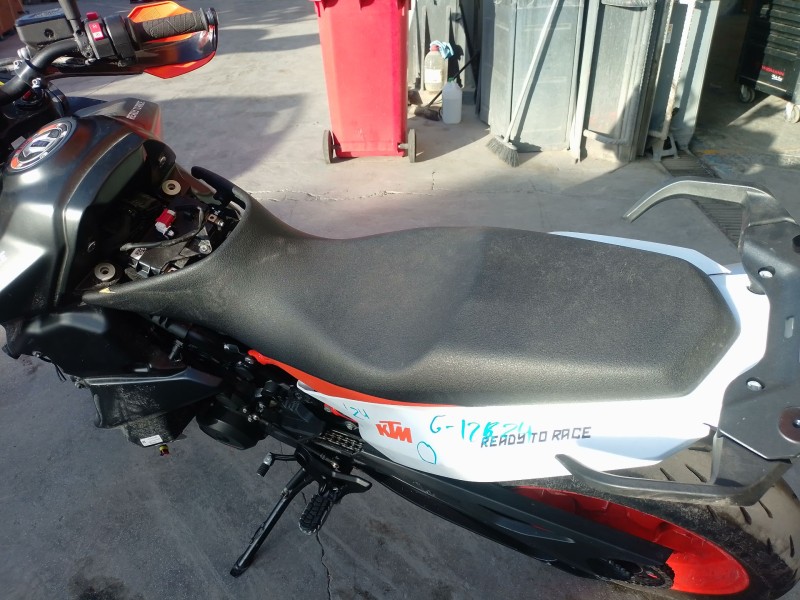Recambio de asiento para ktm 890 smt referencia OEM IAM   