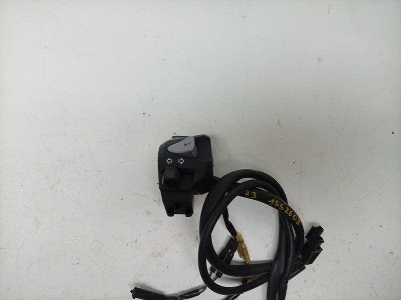 Recambio de piña luces izquierda para honda pcx 125 referencia OEM IAM  35200K1YD12 
