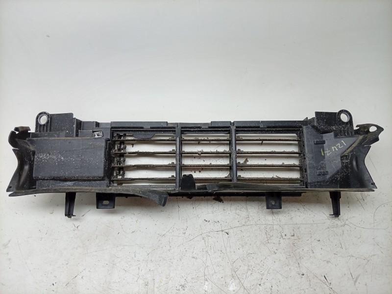 Recambio de calandra delantera de radiador para renault 4 e-tech 120 referencia OEM IAM  215796570R 