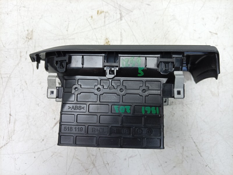 Recambio de rejilla aireadora para dacia sandero iii 1.0 tce 90 eco-g referencia OEM IAM  687600112R 