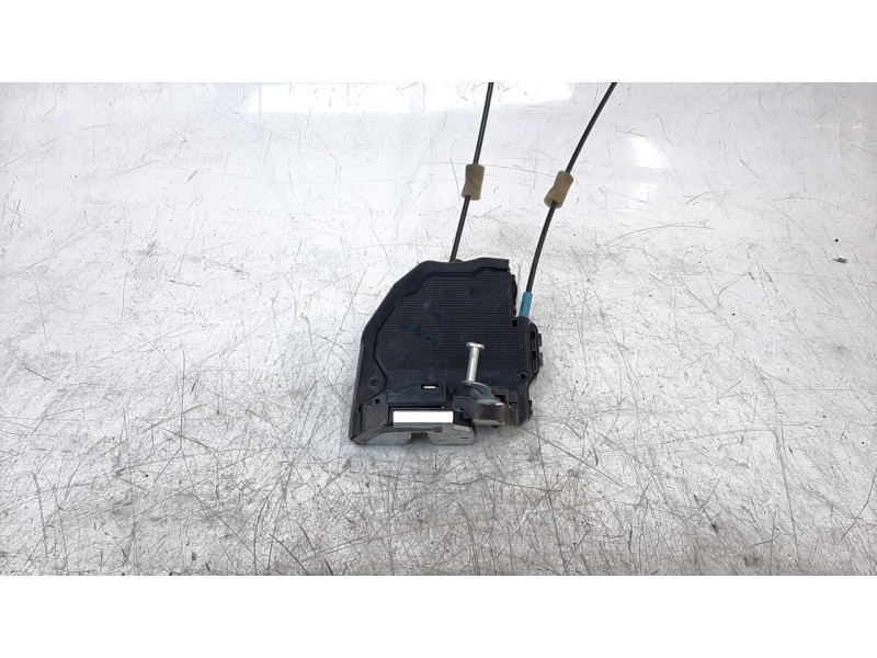 Recambio de cerradura puerta trasera derecha para toyota rav4 referencia OEM IAM 6905048060  