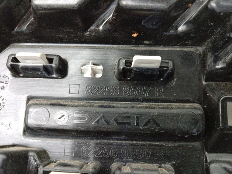 Recambio de rejilla delantera para dacia bigster referencia OEM IAM  622568537R 