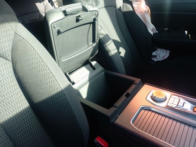 Recambio de apoyabrazos central para kg mobility rexton referencia OEM IAM   