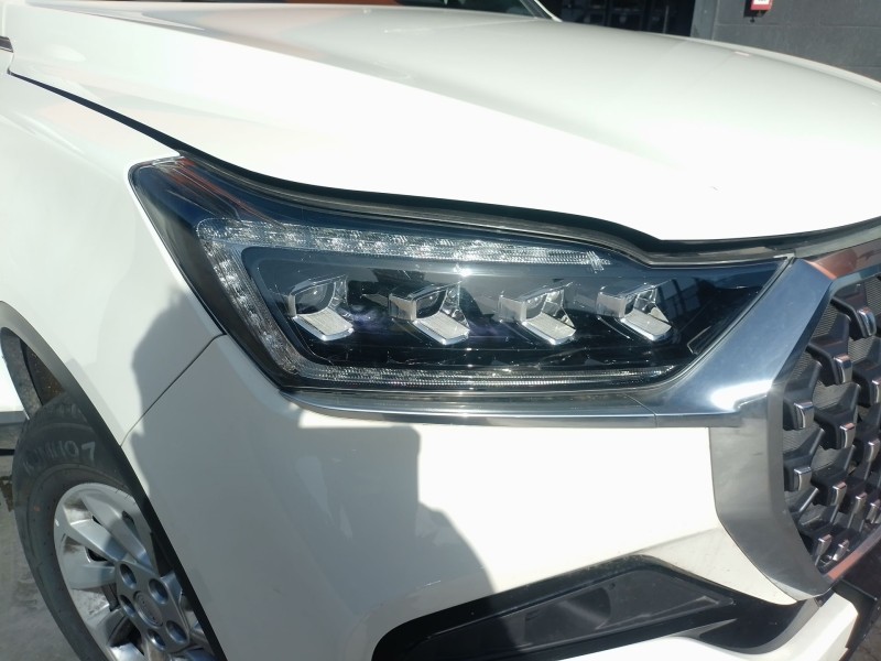 Recambio de faro derecho para kg mobility rexton referencia OEM IAM   