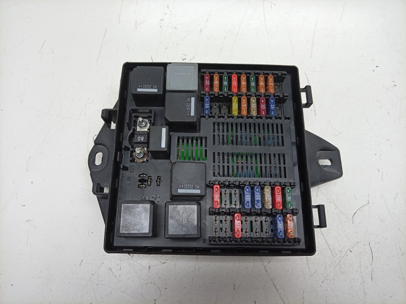 Recambio de caja reles / fusibles para jaguar xj (x351) 3.0 sdv6 referencia OEM IAM  GW9314A073BB 