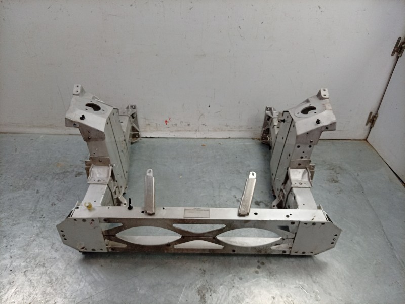 Recambio de travesaño superior para aston martin rapide 5.9 v12 cat referencia OEM IAM  AD43V17750AA 