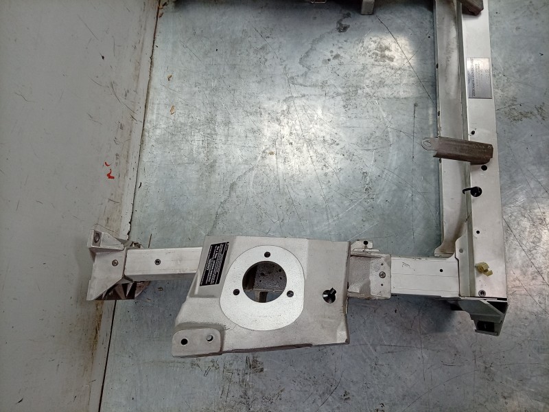 Recambio de travesaño superior para aston martin rapide 5.9 v12 cat referencia OEM IAM  AD43V17750AA 