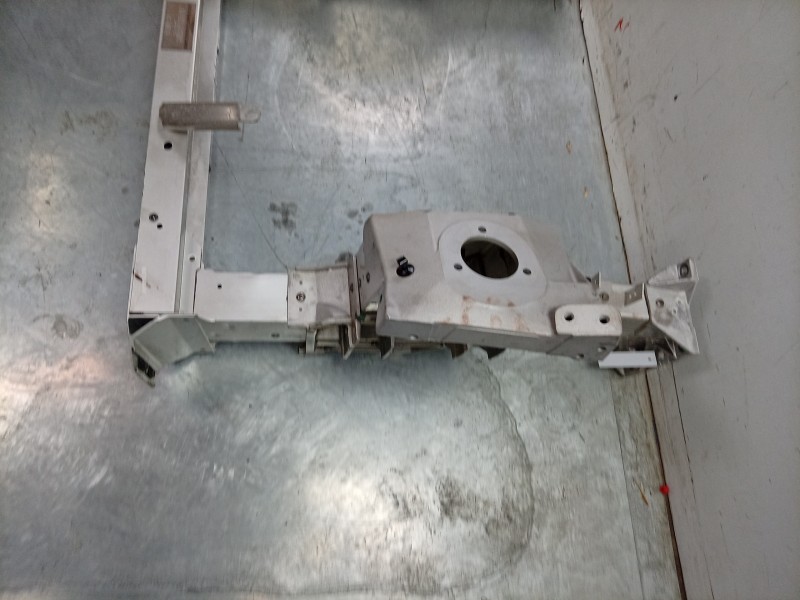 Recambio de travesaño superior para aston martin rapide 5.9 v12 cat referencia OEM IAM  AD43V17750AA 