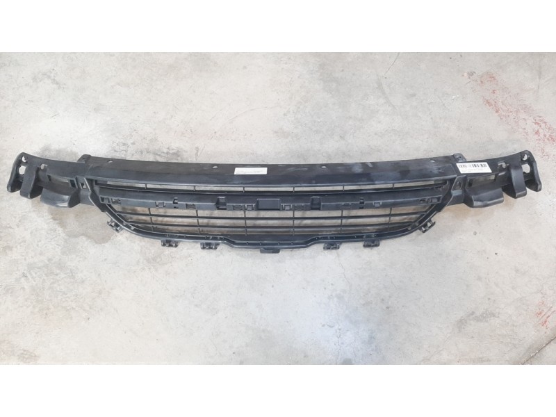 Recambio de rejilla paragolpes central para bmw 1 (f20) 125 d referencia OEM IAM 51117245733 51117245733 107063403/218152A/BM123