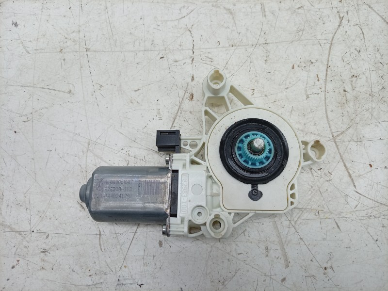 Recambio de motor elevalunas delantero derecho para mercedes-benz cla-klasse (bm 118) cla 180 (118.384) referencia OEM IAM  A000