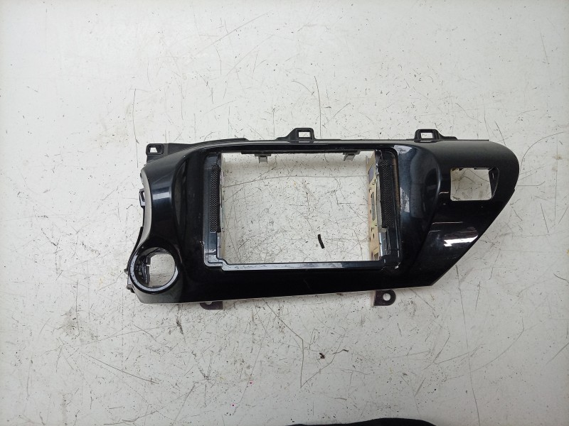 Recambio de moldura para toyota hilux (gun1) doble cabina dlx 4x4 referencia OEM IAM  55422KK110 