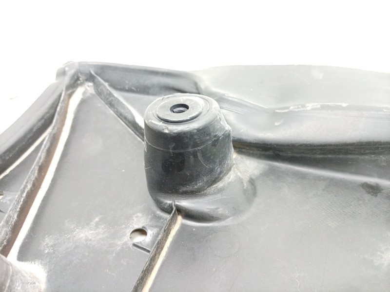 Recambio de cubrecarter para lexus rc referencia OEM IAM  5816724010 