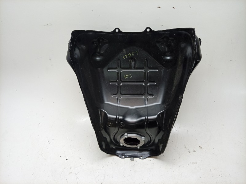 Recambio de deposito combustible para yamaha mt mt-09 (rn83) referencia OEM IAM  B7N2411000P1 