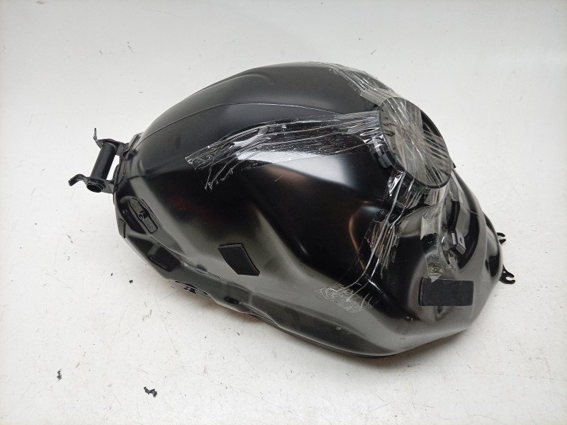 Recambio de deposito combustible para triumph street triple 765 rs street triple 765 rs referencia OEM IAM  T2407560 