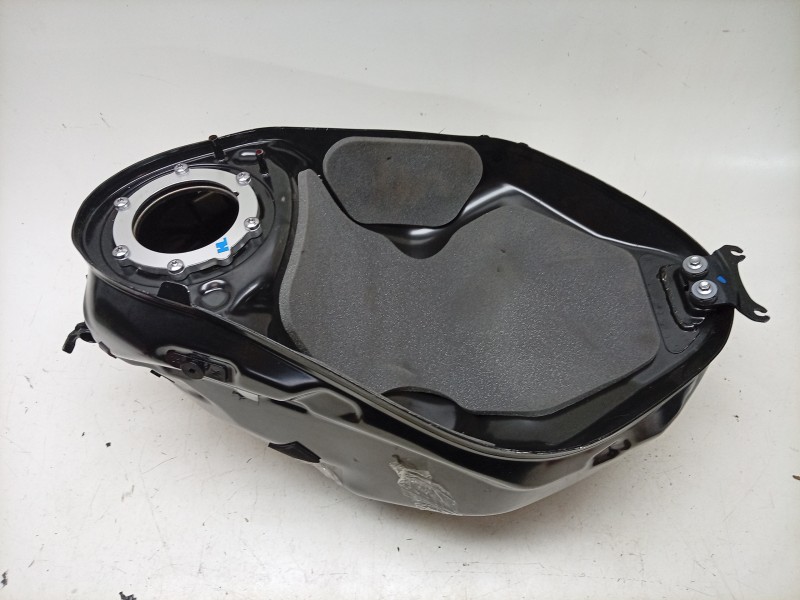 Recambio de deposito combustible para triumph street triple 765 rs street triple 765 rs referencia OEM IAM  T2407560 