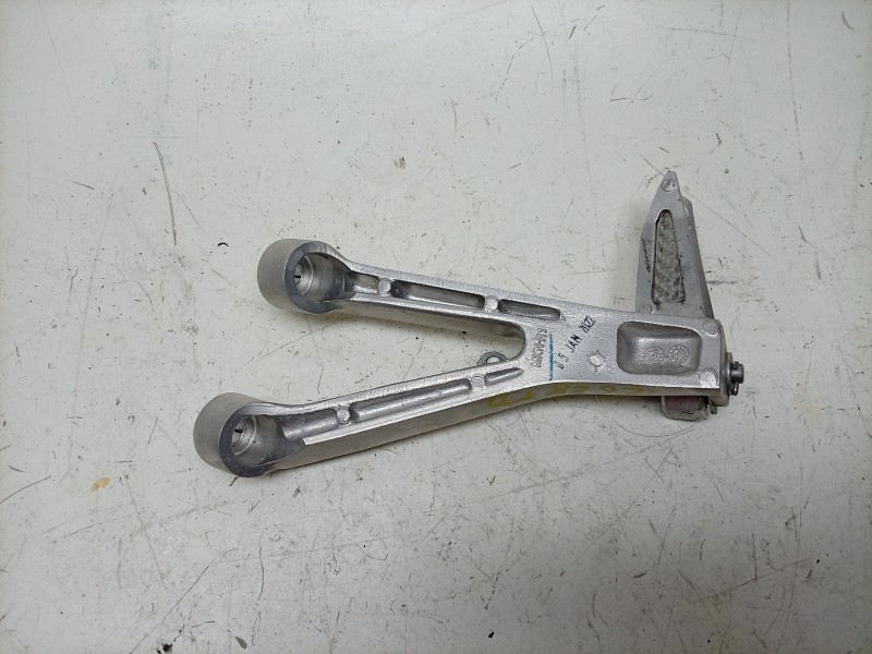 Recambio de estribera derecha para honda cb (501cc - ) cb 650 r (rh08, rh02) referencia OEM IAM  53230MKND50 