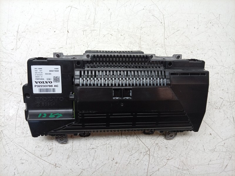 Recambio de cuadro instrumentos para volvo v60 ii cross country (227) d4 awd referencia OEM IAM  P32233788 