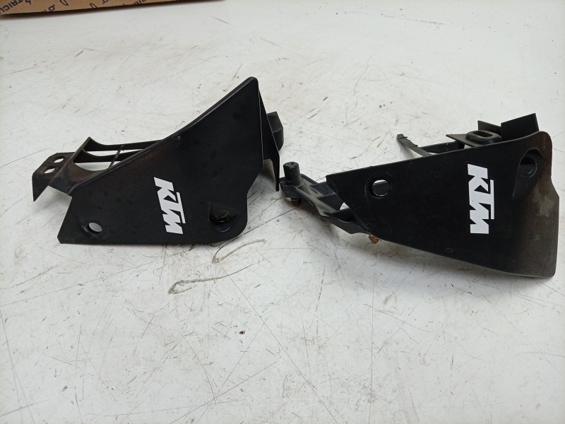 Recambio de moldura para ktm duke 125 duke referencia OEM IAM  93035034100 