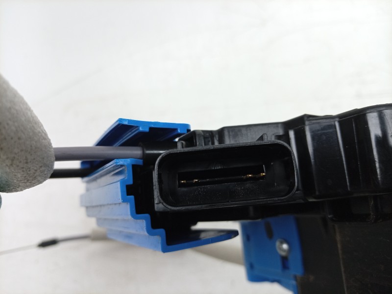 Recambio de cerradura puerta delantera derecha para kg mobility rexton referencia OEM IAM  7122036000 