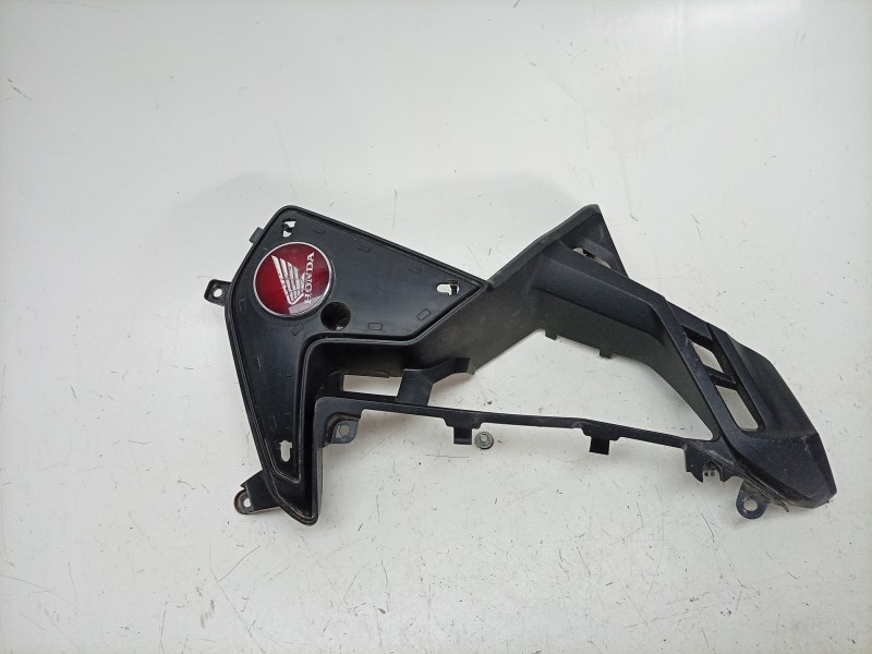 Recambio de moldura para honda africa twin referencia OEM IAM  64371MKKD200 