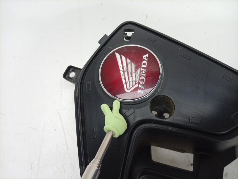 Recambio de moldura para honda africa twin referencia OEM IAM  64371MKKD200 