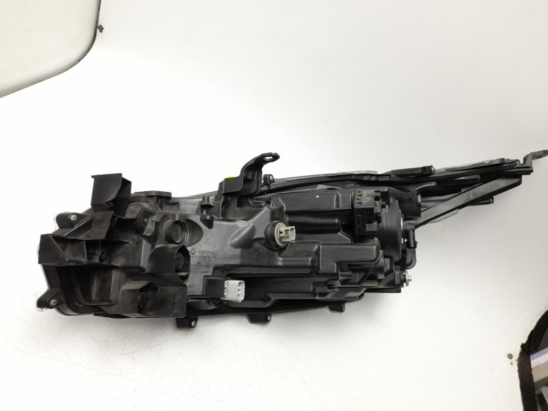 Recambio de faro derecho para toyota corolla sedán (_e21_) 1.8 vvti hybrid (zwe211, mzea12) referencia OEM IAM  8113002T31 10891