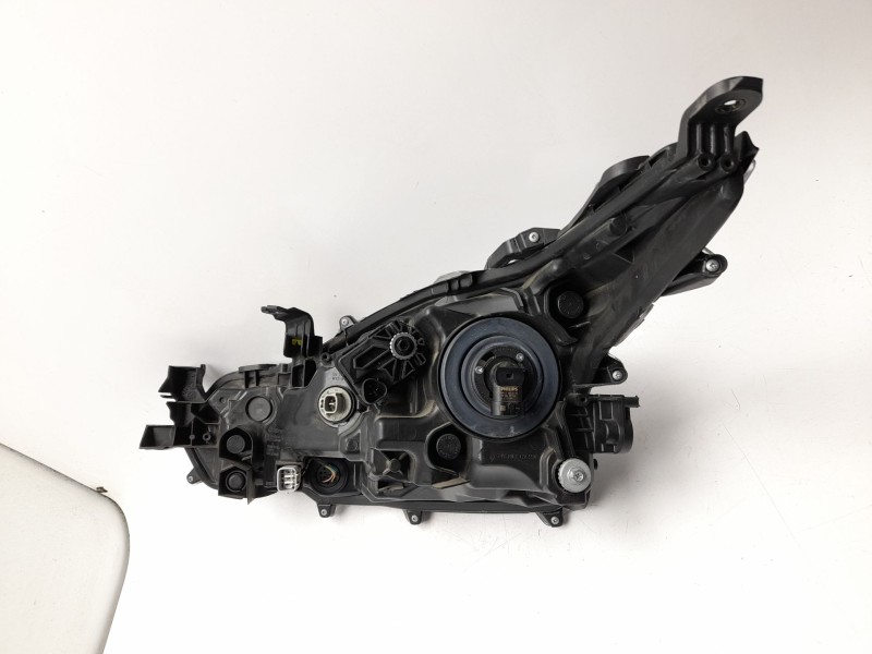 Recambio de faro derecho para toyota corolla sedán (_e21_) 1.8 vvti hybrid (zwe211, mzea12) referencia OEM IAM  8113002T31 10891