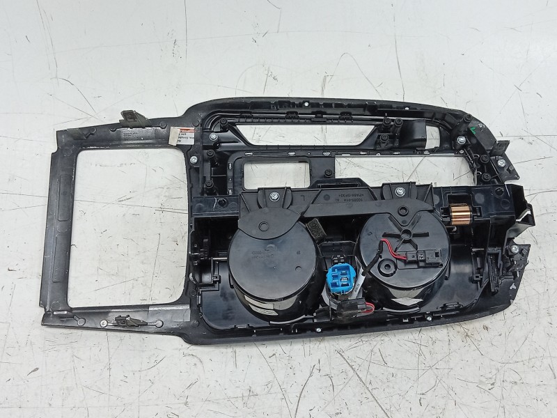 Recambio de guanecido consola central para maserati levante suv (m161) 3.0 d q4 referencia OEM IAM  670042318 
