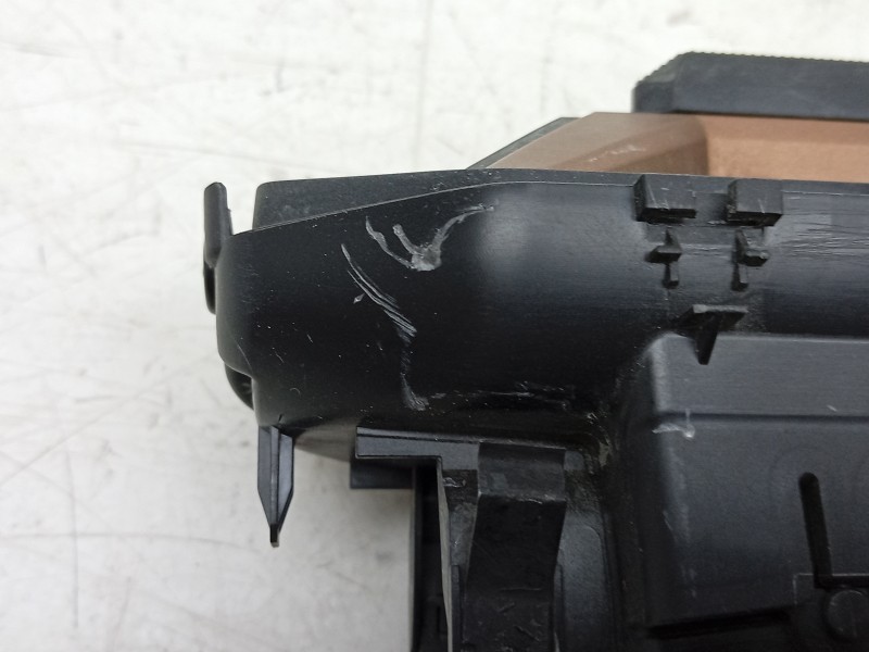Recambio de rejilla aireadora para dacia duster iii eco-g 100 essential referencia OEM IAM  687606944R 