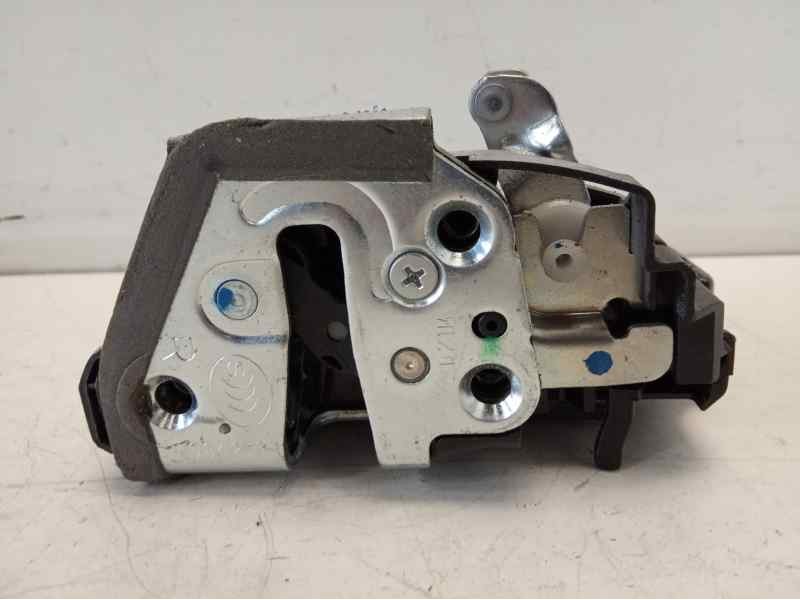 Recambio de cerradura puerta trasera derecha para toyota auris 1.2 16v turbo cat referencia OEM IAM   