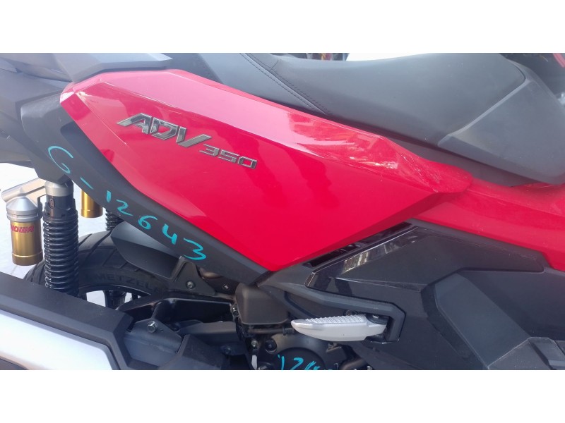 Recambio de molduras traseras para honda adv adv 350 referencia OEM IAM   