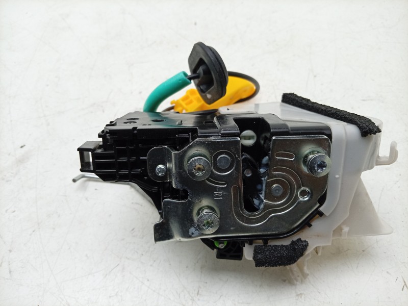 Recambio de cerradura puerta delantera derecha para hyundai kona maxx 2wd referencia OEM IAM  81320BE110 