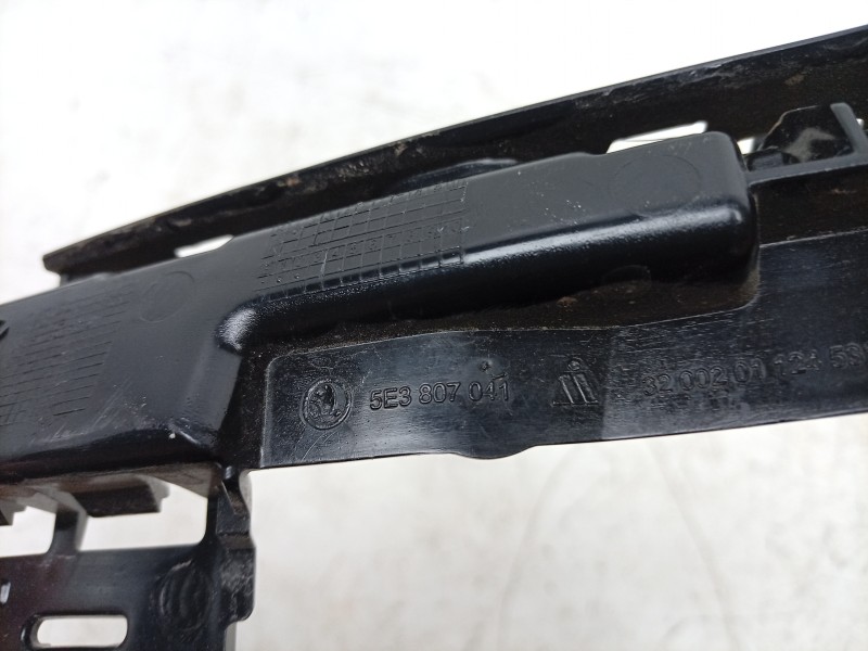 Recambio de soporte paragolpes delantero izquierdo para skoda octavia iv (nx3, nn3, pv3) 2.0 tdi referencia OEM IAM  5E3807041 