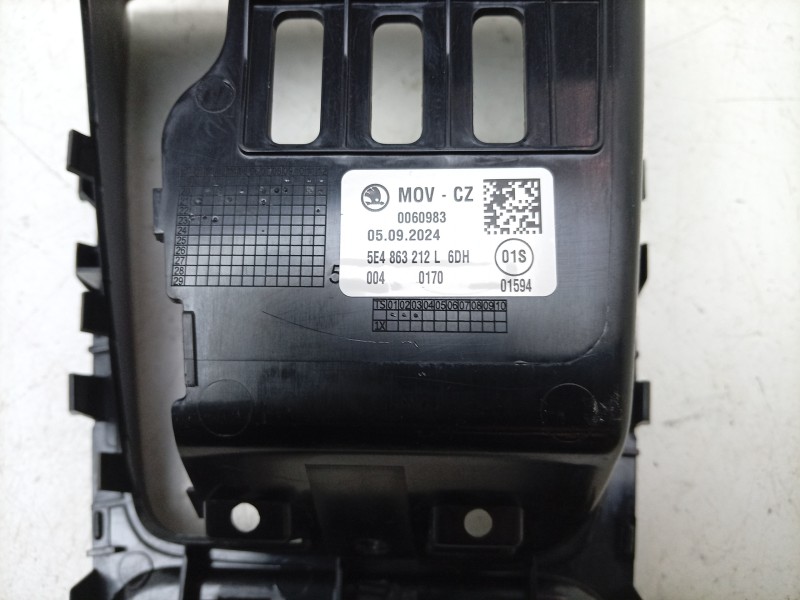 Recambio de moldura para skoda octavia iv (nx3, nn3, pv3) 2.0 tdi referencia OEM IAM  5E4863212L 