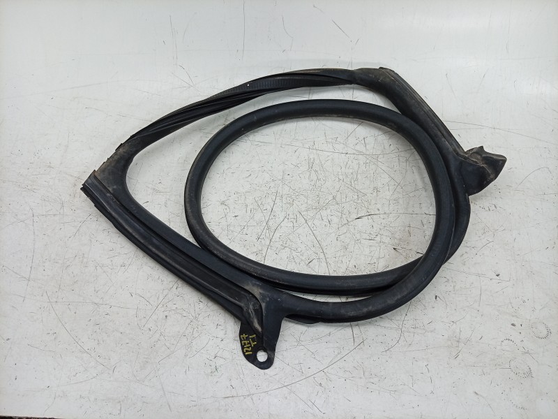 Recambio de gomas contorno puerta para porsche taycan (y1a) 4s referencia OEM IAM  9J1833721A 