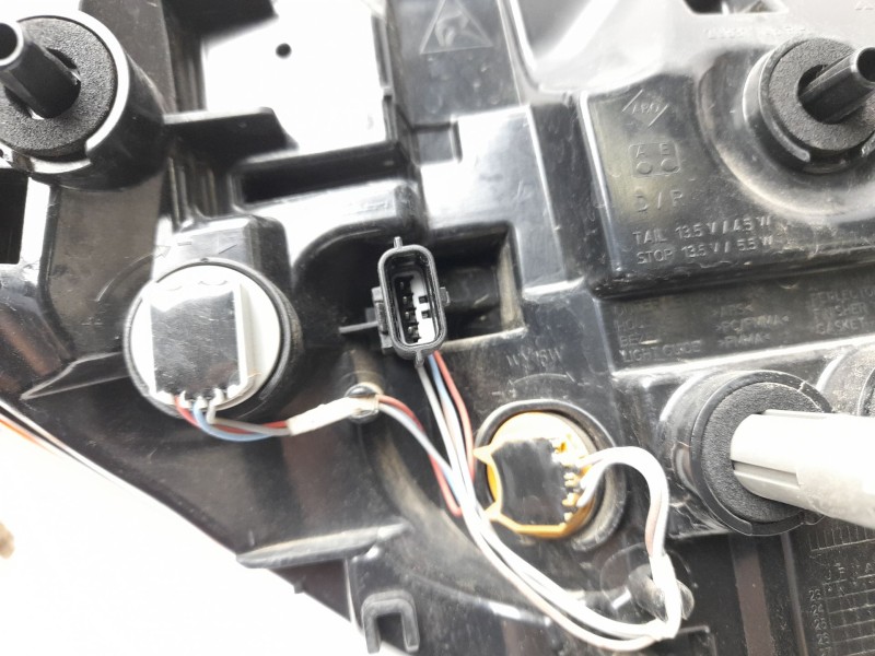 Recambio de piloto trasero derecho para renault captur ii (hf_) tce 90 (hfm6) referencia OEM IAM  265504427R 